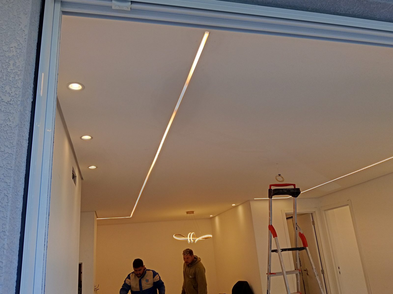 Teto em drywall rebaixado com sancas iluminadas.