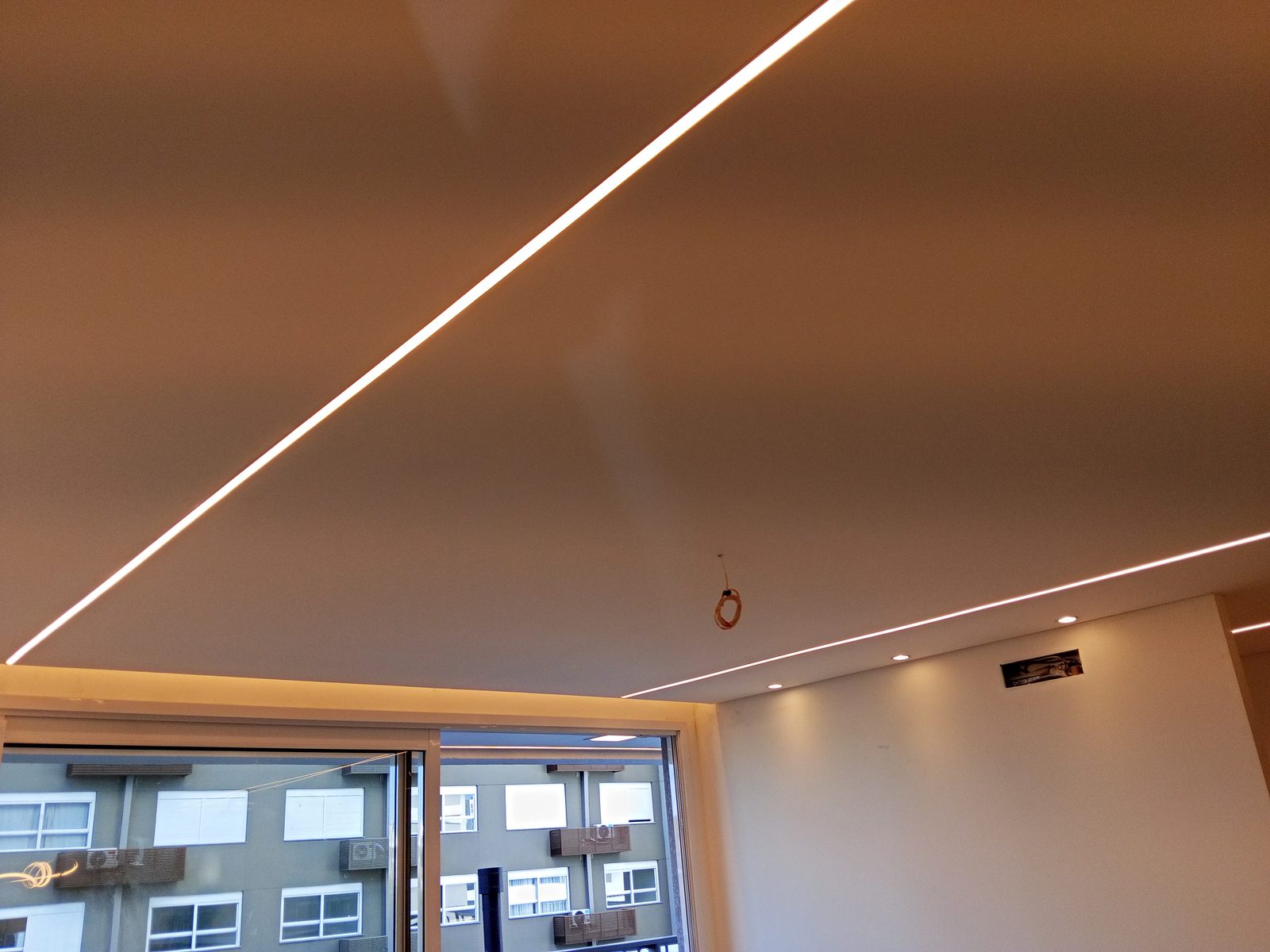 Teto rebaixado com sanca iluminada por fita de LED.