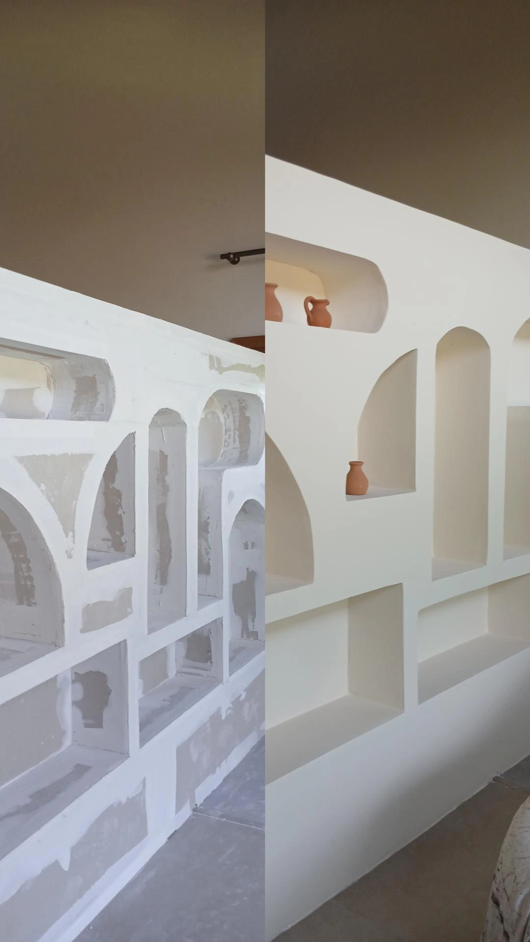 Antes e depois de estante e nichos de gesso com arcos.