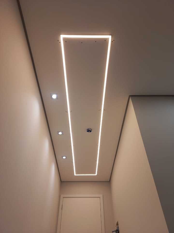 Teto rebaixado em drywall com iluminação LED retangular e spots.