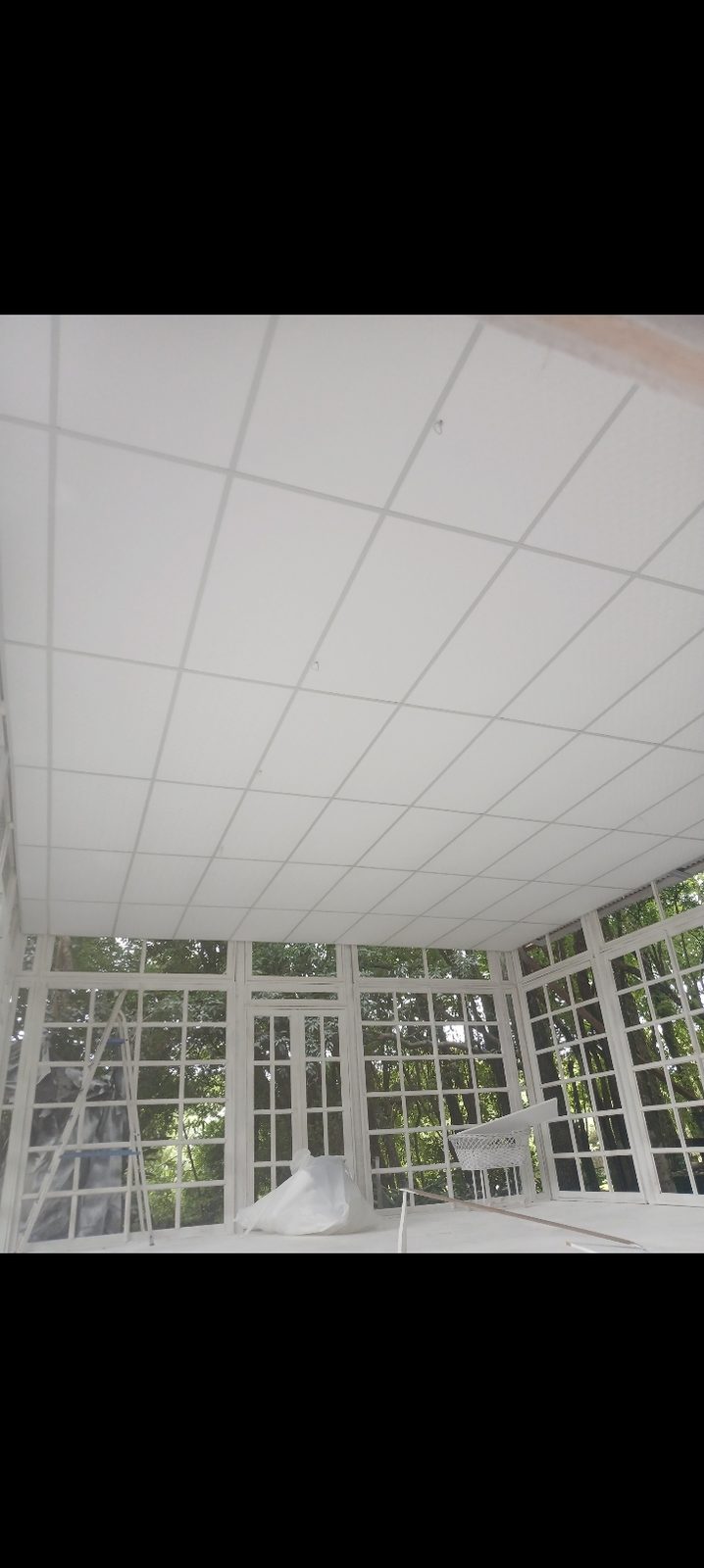 Teto de drywall finalizado em varanda envidraçada.